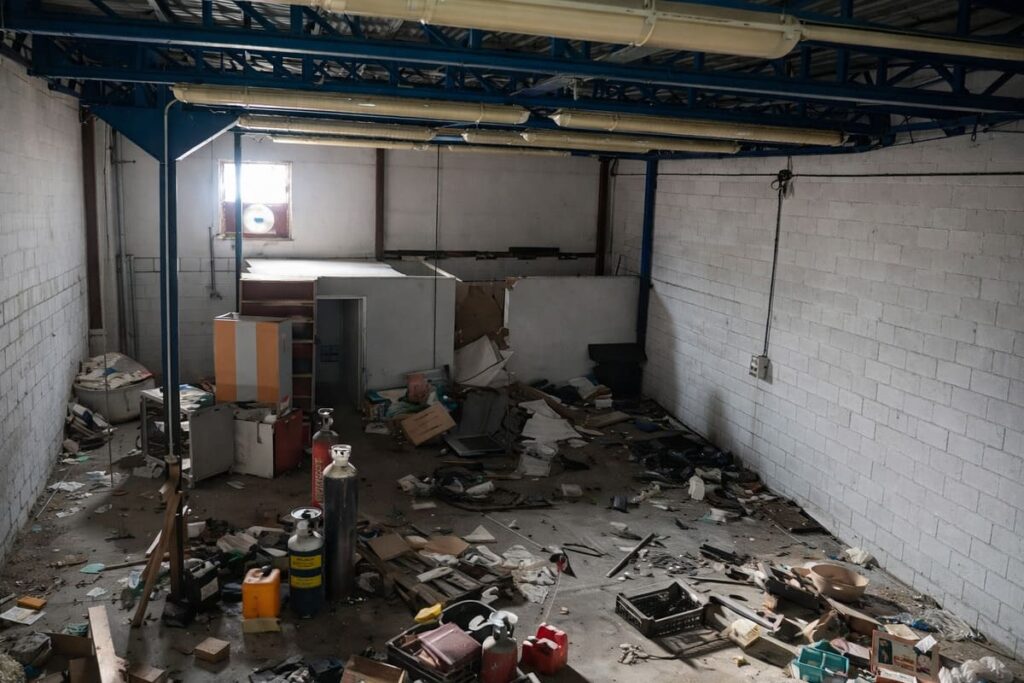 Cuándo conviene vaciar una nave y cuándo reformarla directamente